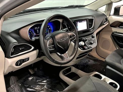 Used 2022 Chrysler Voyager LX image 17