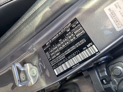 Used 2020 Mercedes-Benz GLB 250 4MATIC w/ Premium Package image 32