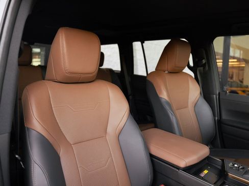 Used 2024 Lexus GX 550 image 32