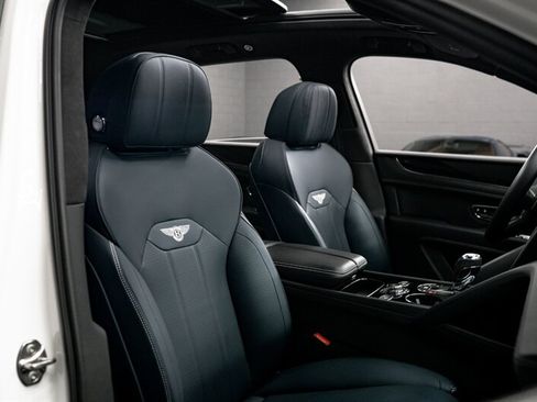 Used 2024 Bentley Bentayga AWD/4WD image 40