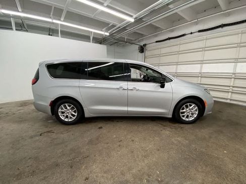 Used 2024 Chrysler Pacifica Touring-L FWD image 7