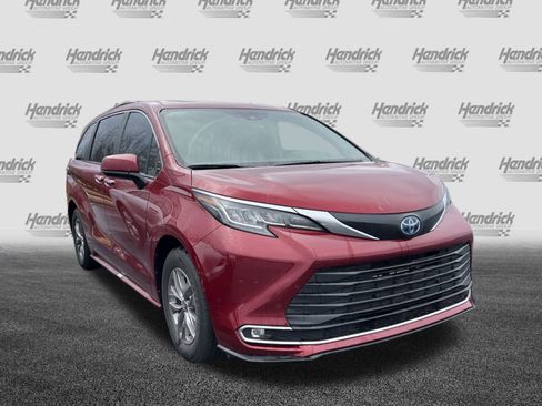 Used 2023 Toyota Sienna XLE image 2