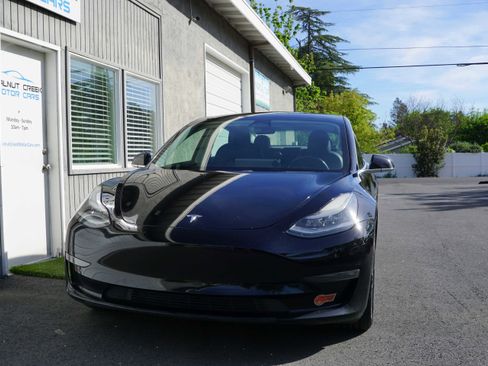 Used 2019 Tesla Model 3 Standard Range Plus image 2