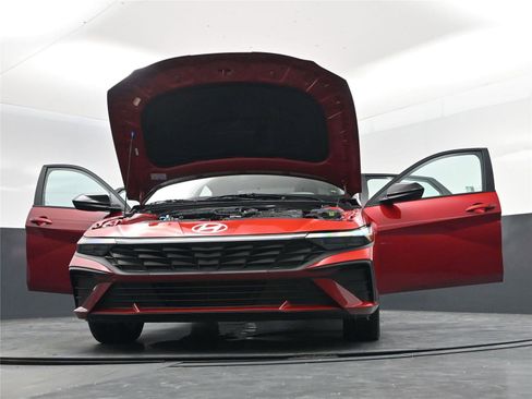 Certified 2025 Hyundai Elantra Sport image 24