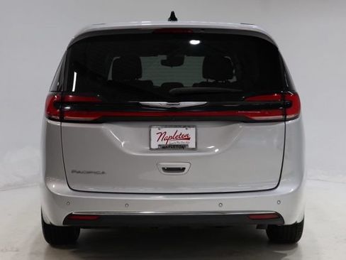 Used 2024 Chrysler Pacifica Touring-L FWD image 7
