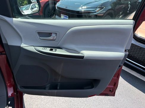 Used 2017 Toyota Sienna LE FWD image 10