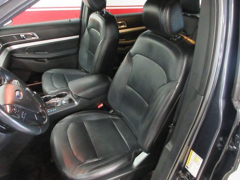 Used 2017 Ford Explorer XLT w/ Equipment Group 202A AWD/4WD image 15