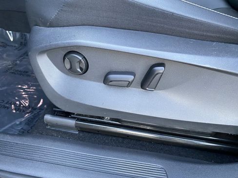 Used 2023 Volkswagen Tiguan SE w/ Panoramic Sunroof Package image 25