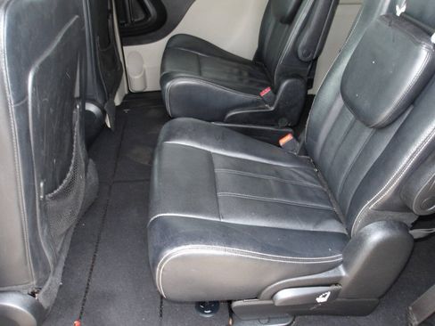 Used 2013 Chrysler Town & Country Touring FWD image 19