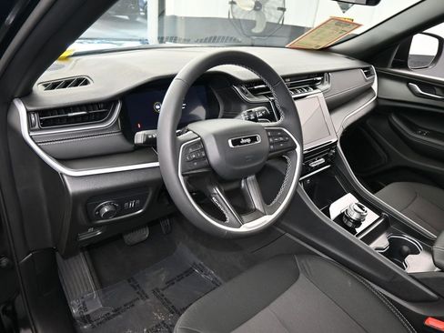 Used 2025 Jeep Grand Cherokee Laredo image 10