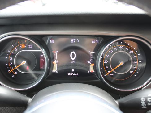 Used 2018 Jeep Wrangler Unlimited Sahara AWD/4WD image 19