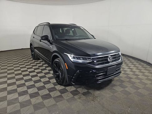 Used 2024 Volkswagen Tiguan SE R-Line AWD/4WD image 3