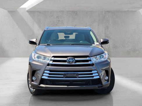 Used 2017 Toyota Highlander XLE AWD/4WD image 2