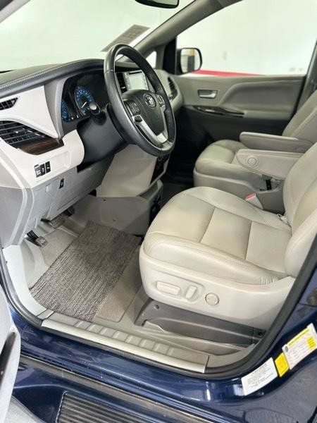 Used 2020 Toyota Sienna XLE w/ XLE Navigation Package FWD image 26