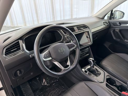 Certified 2023 Volkswagen Tiguan SE w/ Panoramic Sunroof Package FWD image 4