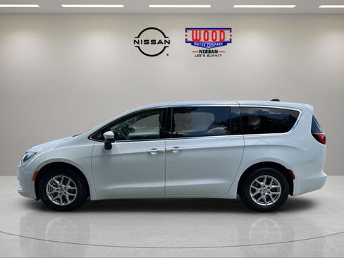 Used 2022 Chrysler Voyager LX FWD image 5