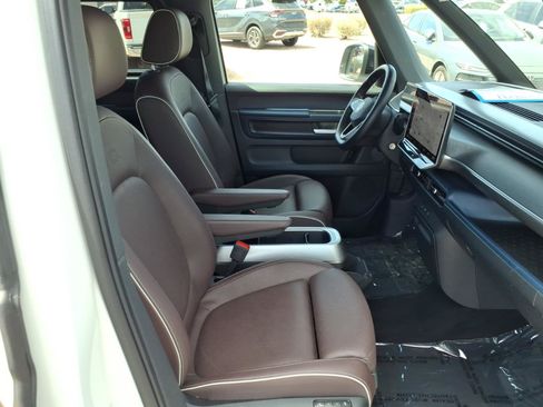 Certified 2025 Volkswagen ID. Buzz Pro S RWD image 10