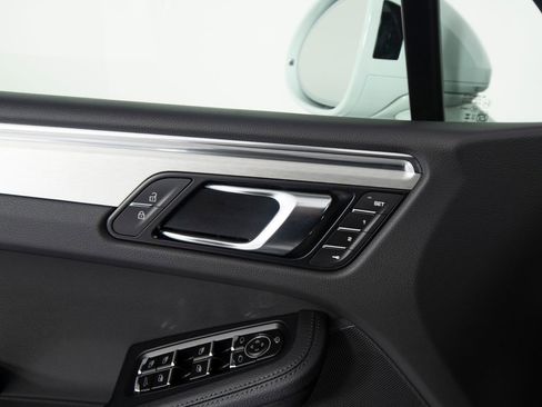 Certified 2026 Porsche Macan AWD/4WD image 19