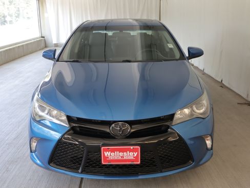 Used 2017 Toyota Camry SE w/ Moonroof Package FWD image 4