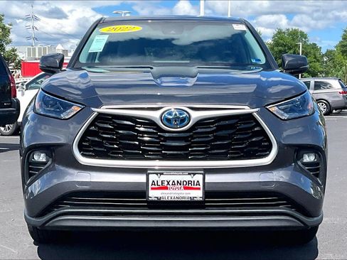Used 2022 Toyota Highlander LE AWD/4WD image 3