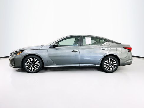 Used 2025 Nissan Altima 2.5 SV FWD image 4
