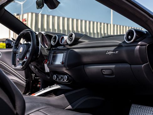 Used 2017 Ferrari California T RWD image 7