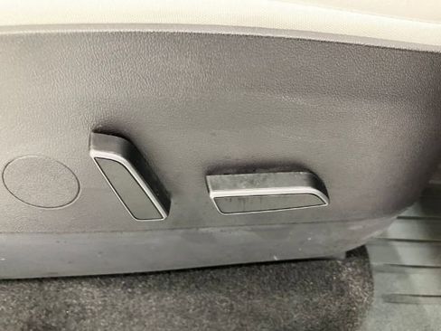 Used 2022 Tesla Model Y Long Range image 42