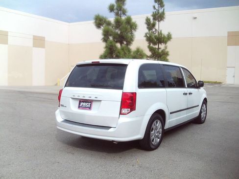 Used 2016 Dodge Grand Caravan American Value Package w/ UConnect Hands-Free Group FWD image 5