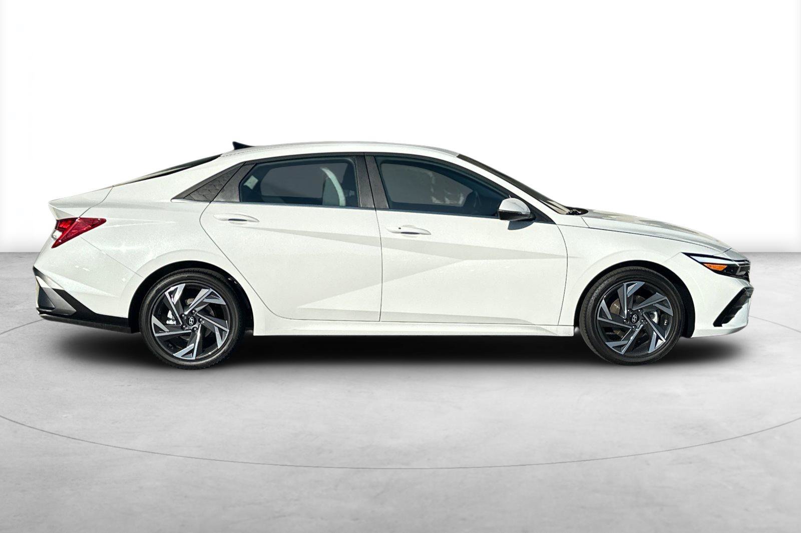 Certified 2026 Hyundai Elantra Limited FWD image 9