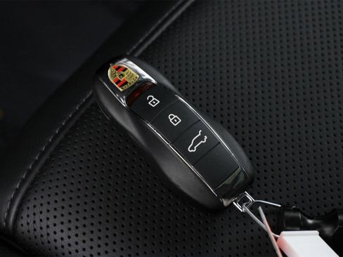 Certified 2025 Porsche Macan image 34