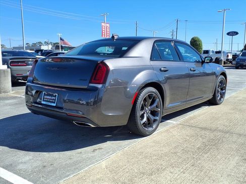 Used 2023 Chrysler 300 Touring w/ Sport Appearance Package image 4