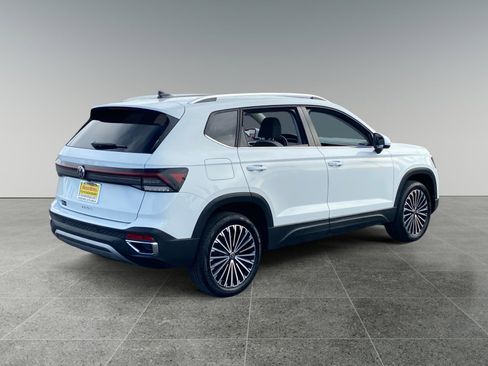 Used 2025 Volkswagen Taos SE image 5