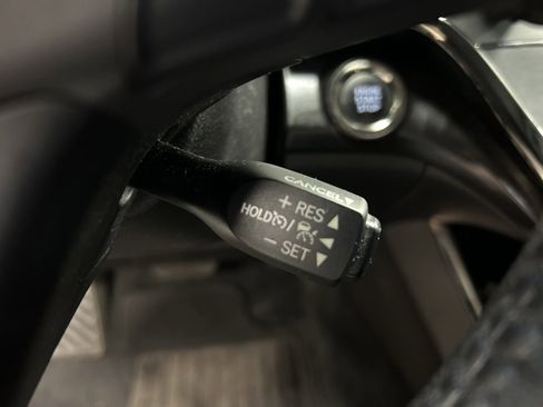 Used 2018 Toyota Avalon XLE image 12