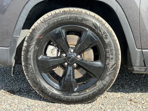 Used 2019 Jeep Cherokee Altitude image 35