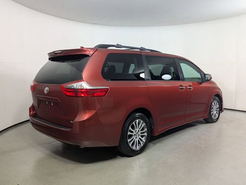 Used 2020 Toyota Sienna XLE w/ XLE Navigation Package FWD image 7