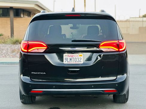 Used 2020 Chrysler Pacifica Touring-L FWD image 4