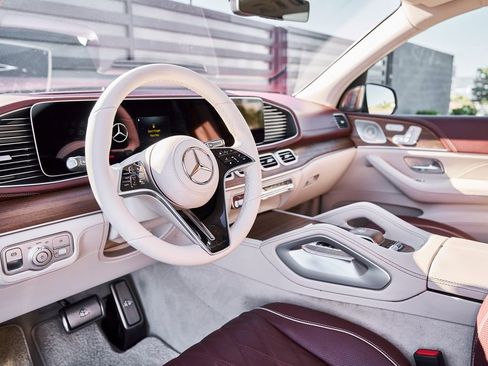 Used 2024 Mercedes-Benz Maybach GLS 600 4MATIC image 2