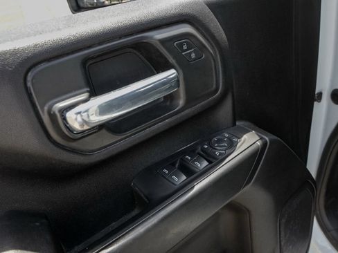 Used 2022 Chevrolet Silverado 2500 Custom w/ Custom Value Package AWD/4WD image 15