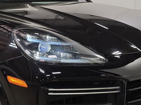 Used 2019 Porsche Cayenne Turbo image 12