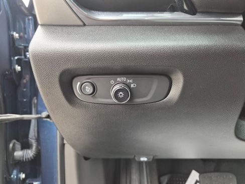 Used 2023 Chevrolet Traverse LT FWD image 18