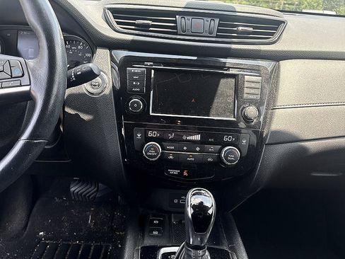 Used 2019 Nissan Rogue SV w/ Premium Package FWD image 10