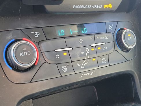 Used 2018 Ford Focus SE w/ SE Appearance Package FWD image 29