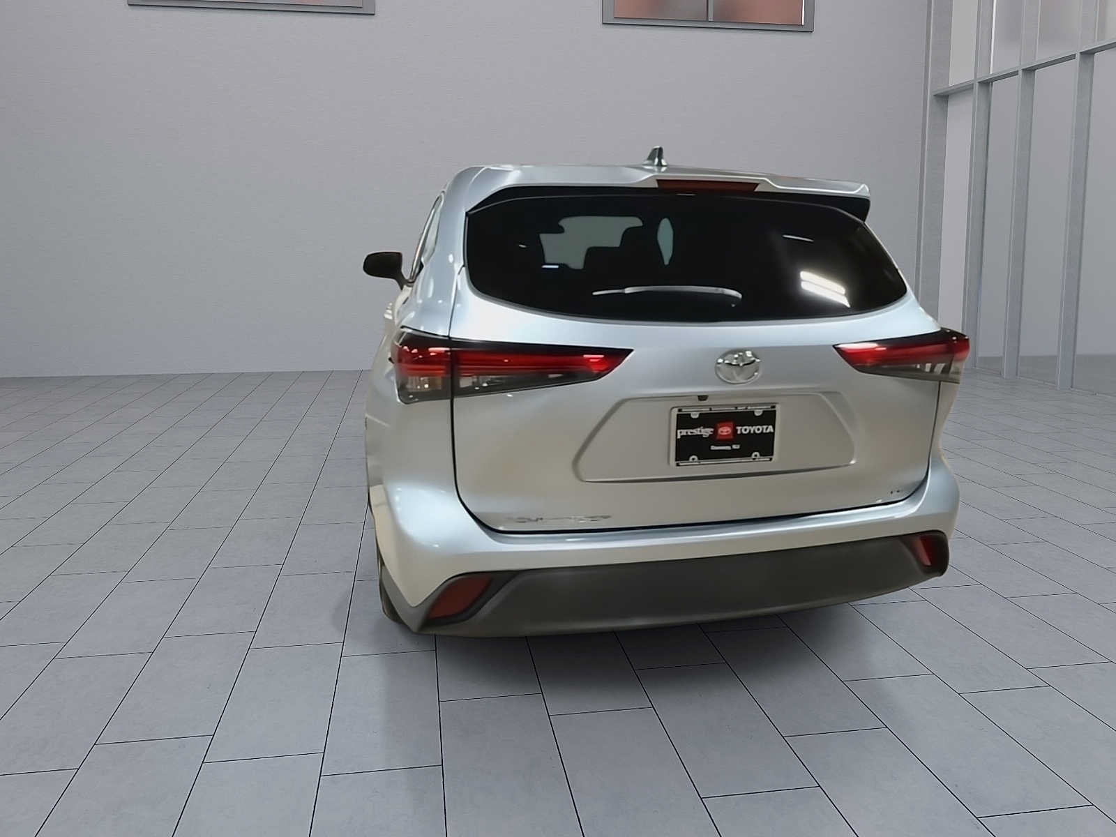 Used 2023 Toyota Highlander LE FWD image 7