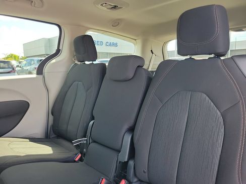 Used 2017 Chrysler Pacifica LX w/ Tire & Wheel Group FWD image 15