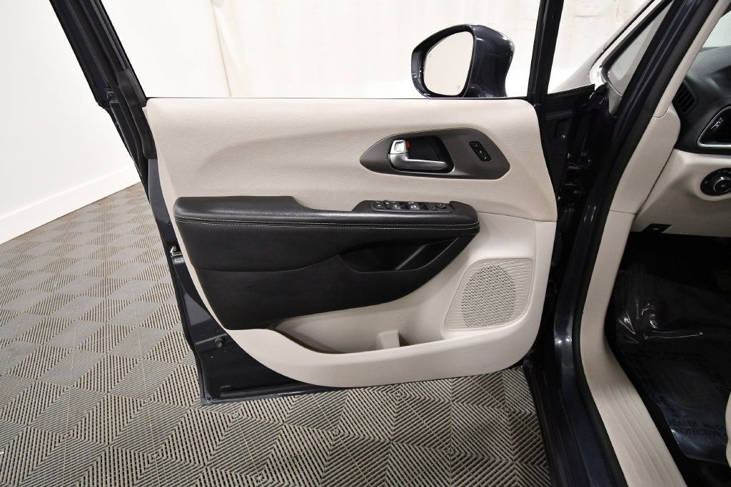 Used 2021 Chrysler Pacifica Touring-L FWD image 13