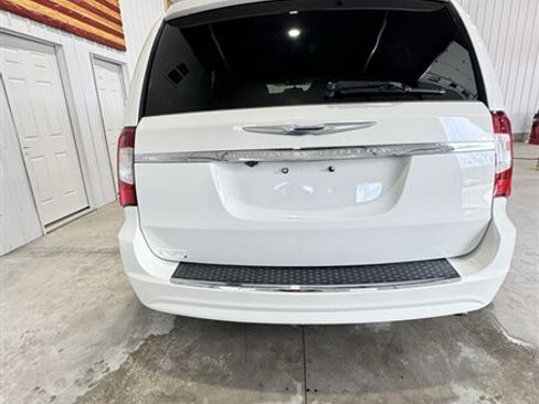 Used 2013 Chrysler Town & Country Touring image 6