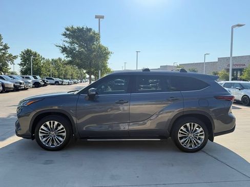 Used 2024 Toyota Highlander Platinum FWD image 7