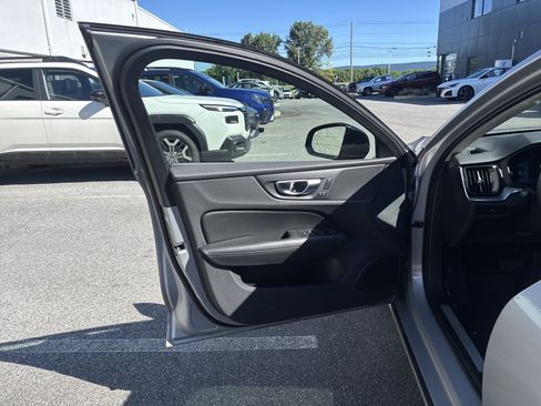 Used 2025 Volvo S60 B5 Core FWD image 31