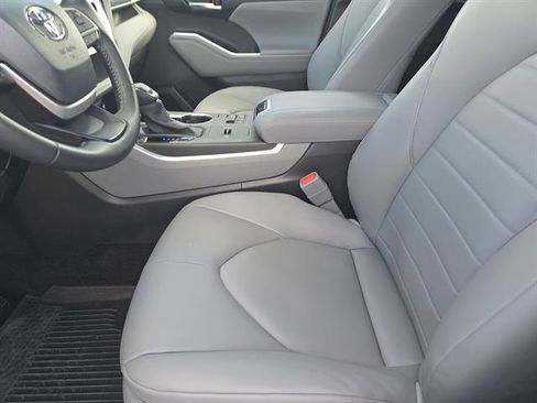 Certified 2025 Toyota Highlander XLE image 9
