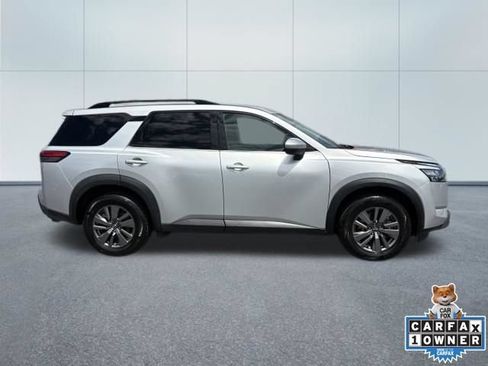 Used 2024 Nissan Pathfinder SV FWD image 2